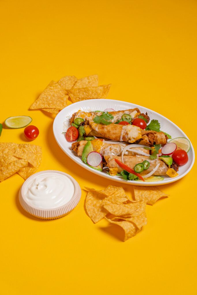 Nachos de taquitos végétaliens avec faux-mage, tomates et jalapeños
