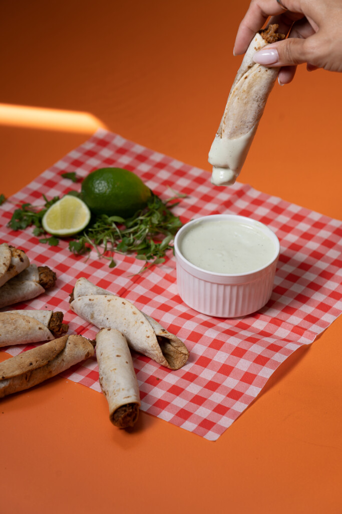 Taquitos végétaliens et leur sauce verte protéinée
