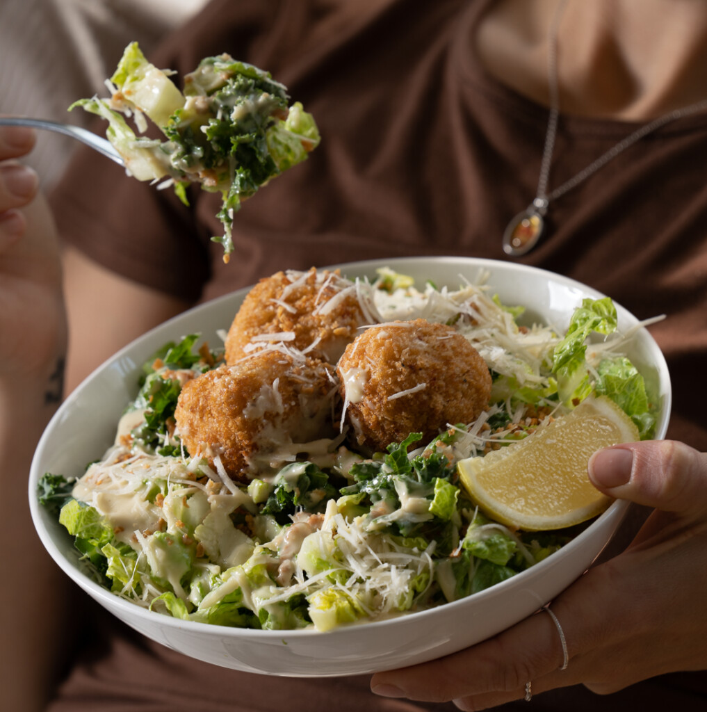 Arancinis végétaliens sur une salade César