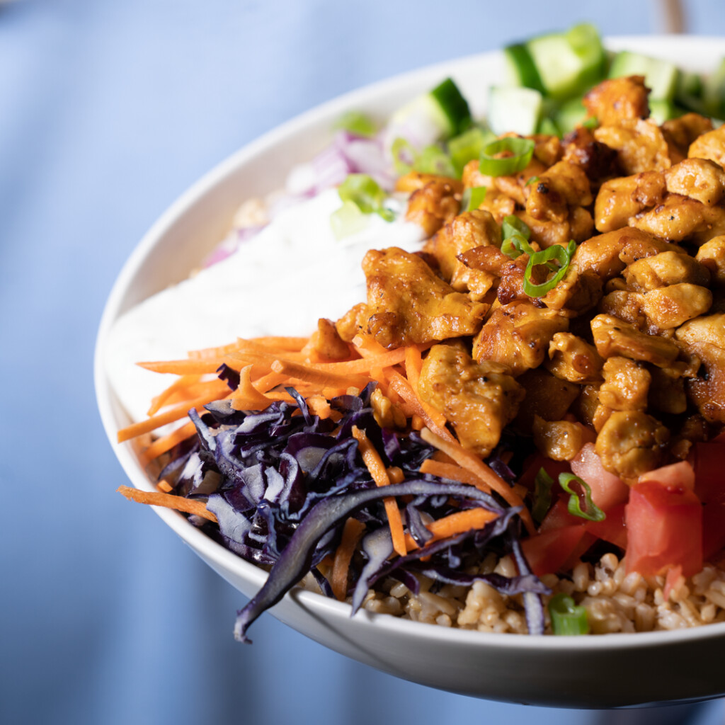 Bol santé au seitan avec quinoa, chou rouge et carottes