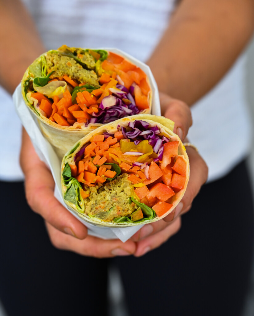 Wrap au végé-pâté tenu dans les mains