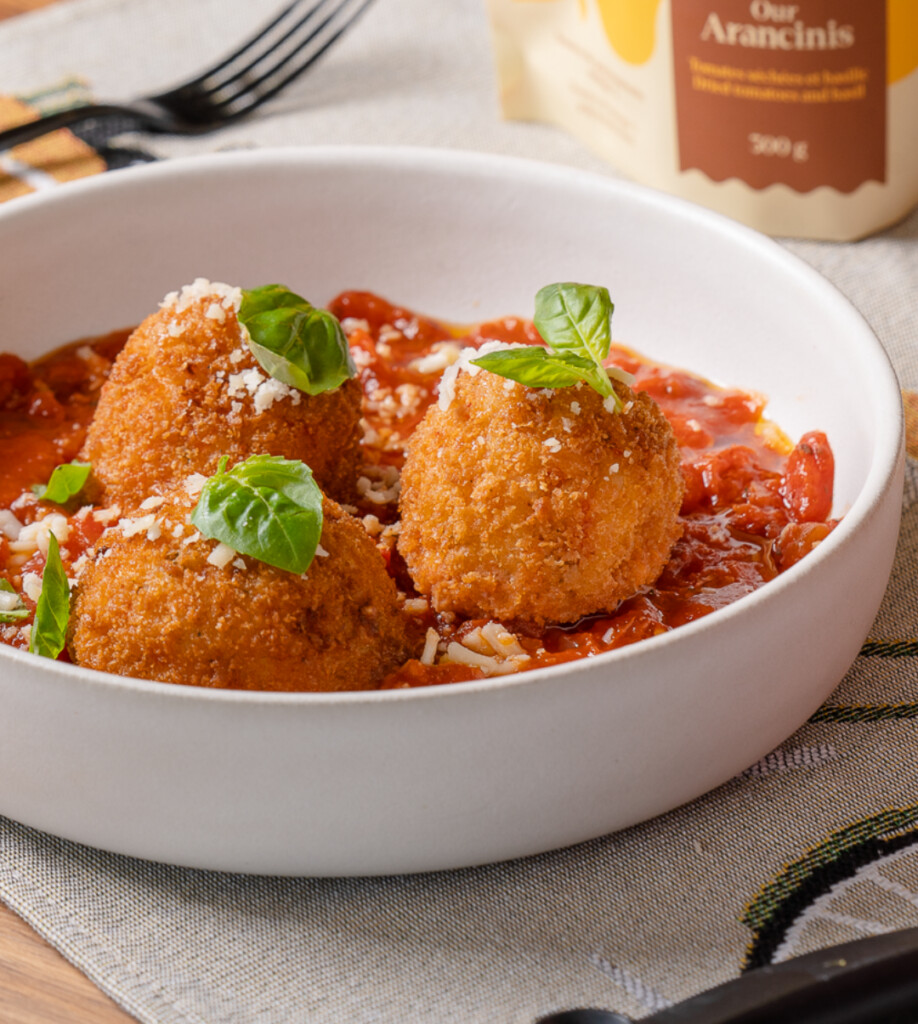 Arancinis végétaliens dans une sauce tomate au basilic