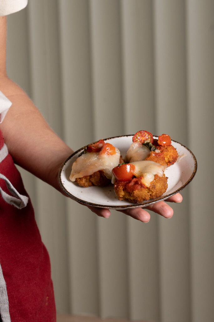 Smash arancinis façon pizza avec sauce tomate et basilic