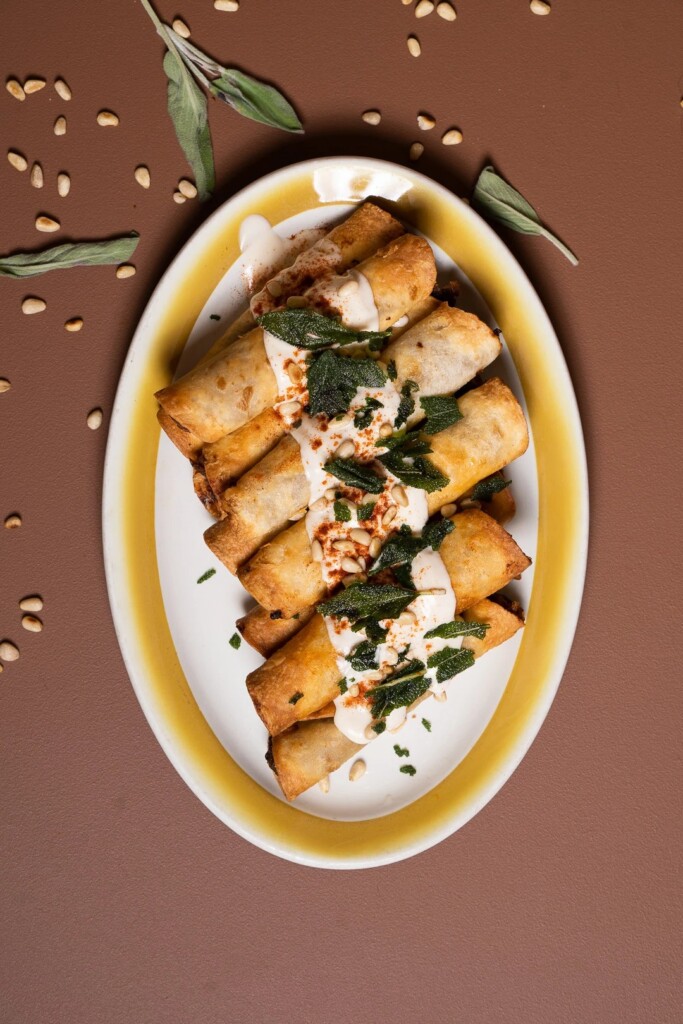 Taquitos crémeux aux herbes servis dans une assiette