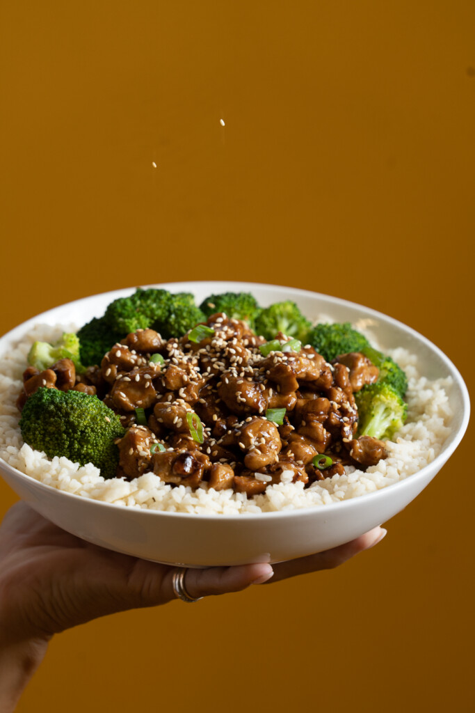 Bol de seitan teriyaki avec brocoli et riz