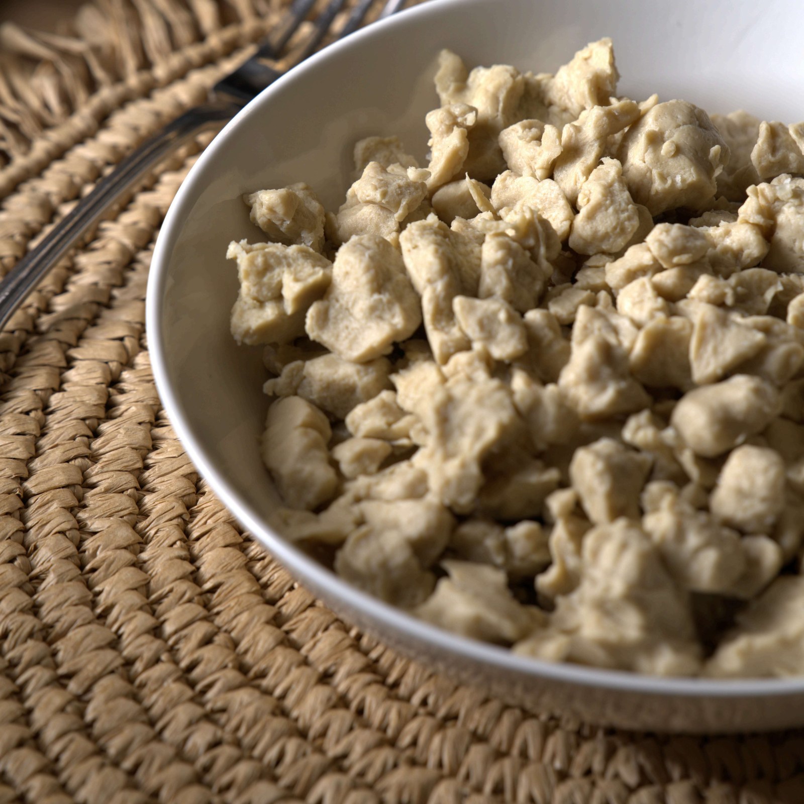 Seitan nature État Végétal, produit cru dans un bol