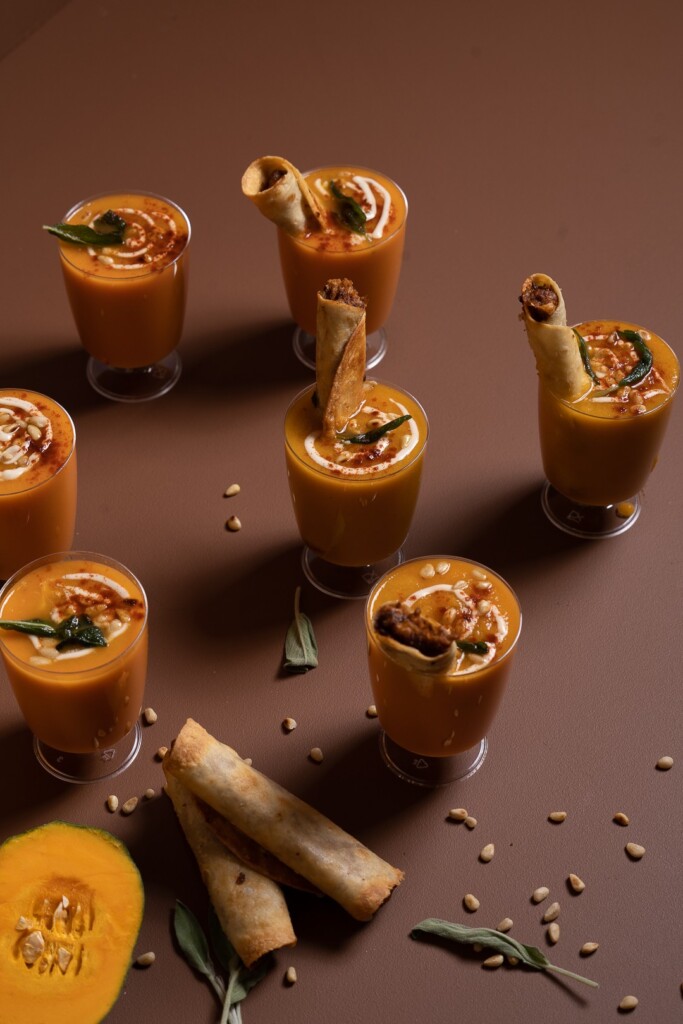 Verrines de potage à la courge garnies de taquitos État Végétal